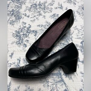 Clarks Sugar Sky black pumps size 11
Low heel